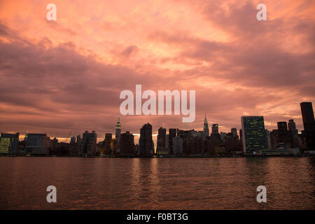 New York, USA. 11. August 2015. Foto aufgenommen am 11. August 2015 zeigt Manhattan bei Sonnenuntergang in New York, Vereinigte Staaten. Bildnachweis: Li Muzi/Xinhua/Alamy Live-Nachrichten Stockfoto