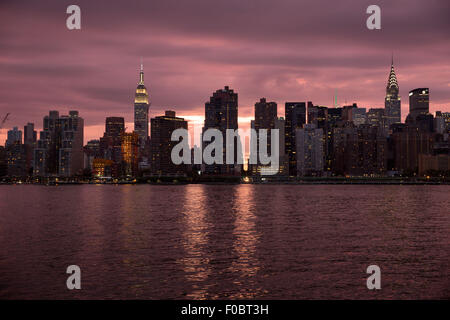 New York, USA. 11. August 2015. Foto aufgenommen am 11. August 2015 zeigt Manhattan bei Sonnenuntergang in New York, Vereinigte Staaten. Bildnachweis: Li Muzi/Xinhua/Alamy Live-Nachrichten Stockfoto