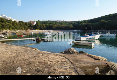 Istrien, Kroatien. Bucht in Duga Uvala an der weitgehend unerschlossenen Ostküste mit der stillgelegten Hotel Kroatien auf der linken Seite Stockfoto