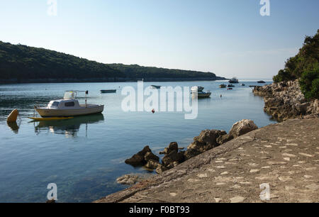 Istrien, Kroatien. Bucht in Duga Uvala an der weitgehend unerschlossenen Ostküste Stockfoto