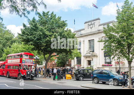 Hochzeit Zeremonie in Islington Town Hall, Upper Street, Islington, London Borough of Islington, London, England, Vereinigtes Königreich Stockfoto