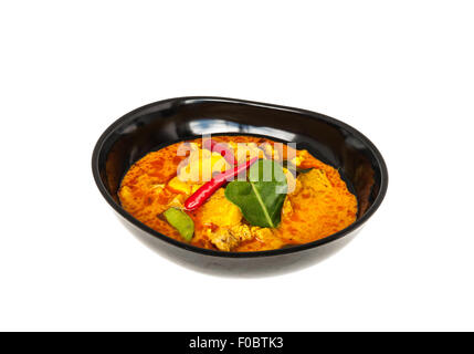 Ananas Curry mit Schweinefleisch, isoliert auf weißem Hintergrund Stockfoto