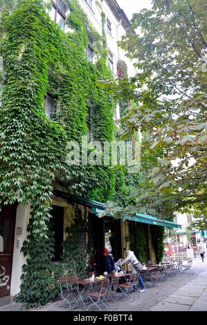 Cafe auf der Kastanienallee in Berlin Stockfoto