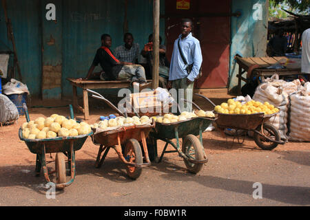 BAMAKO, MALI - 27. September 2008: Mann Handel Seife auf dem Markt in Bamako, Mali, 27. September 2008 Stockfoto