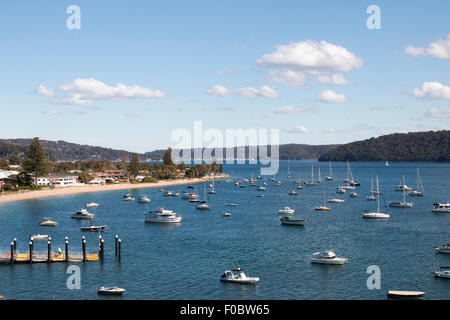 Pittwater Wasserstraßenboote und Yachten liegen auf Pittwater mit Palm Beach Vorort und Stränden, Sydney Northern Beaches Region, NSW, Australien Stockfoto