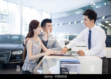 Junges Paar kaufen Autos im showroom Stockfoto