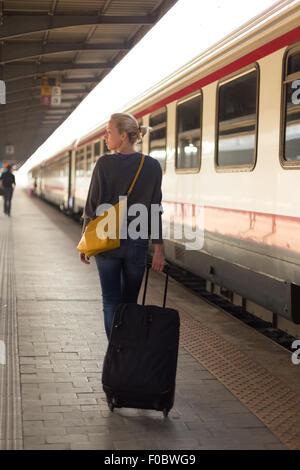 Dame mit dem Zug reisen. Stockfoto