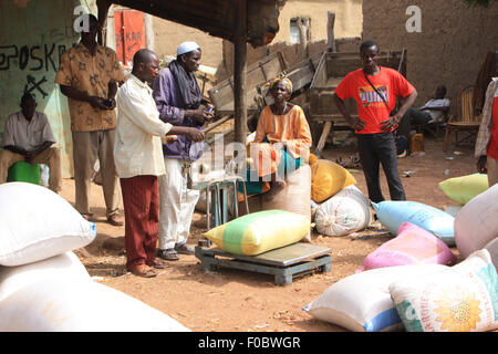 BAMAKO, MALI - 27. September 2008: Menschen rund um den Markt in Bamako, Mali, 27. September 2008 Stockfoto