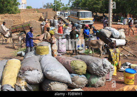 BAMAKO, MALI - 27. September 2008: Menschen rund um den Markt in Bamako, Mali, 27. September 2008 Stockfoto