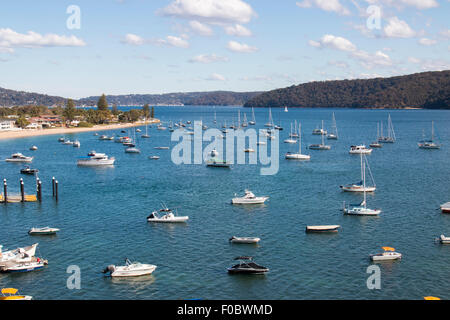 Pittwater Wasserstraßenboote und Yachten liegen auf Pittwater mit Palm Beach Vorort und Stränden, Sydney Northern Beaches Region, NSW, Australien Stockfoto