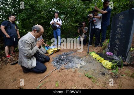 Mudanjiang City, China. 11. August 2015. 73 Jahre alte japanische Yohachi Nakajima, "Kriegswaise" links in China nach dem zweiten Weltkrieg, trauert vor dem Grab seiner Adoptiveltern in Mudanjiang City, Nordost-China Provinz Heilongjiang, 11. August 2015. Nakajima ging nach Nordosten Chinas Provinz Heilongjiang 1942 mit seiner Familie als Mitglieder des "Arbeitskreises japanische Siedler" als er war nur ein ein-Jahr-alten Baby. Aber im Jahre 1945, als die militaristische Japan am Ende des zweiten Weltkriegs kapitulierte, er blieb in China allein. Bildnachweis: Xinhua/Alamy Live-Nachrichten Stockfoto