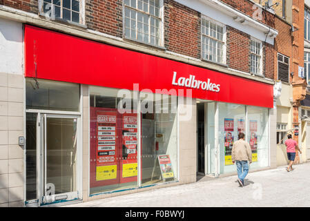 Ladbrokes Wetten Shop, Bell Square, Staines Road, Hounslow, London Borough of Hounslow, Greater London, England, Vereinigtes Königreich Stockfoto