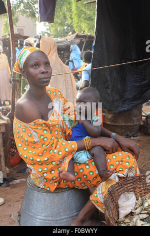 SANGA, MALI - 3. Oktober 2008: Unbekannte Frau mit ihrem Baby aus Dorf im Dogonland am 3. Oktober 2008, Sanga, Mali Stockfoto