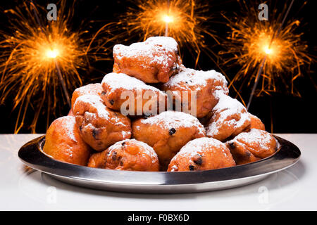 "Oliebollen", traditionelle holländische Blätterteig für Silvester. Stockfoto