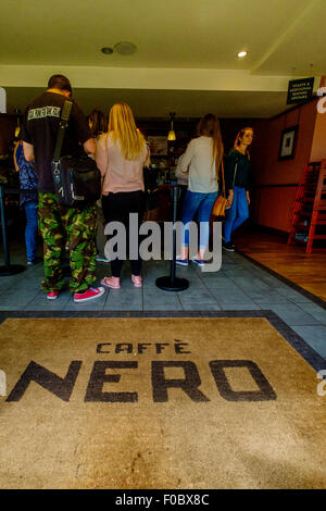 Eingang zum Cafe Nero Salisbury Wiltshire Stockfoto