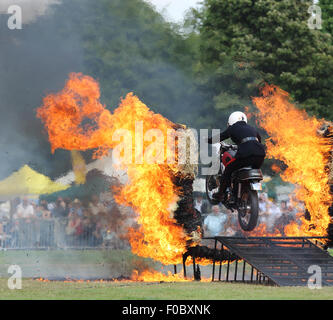 Königliche Signale weiße Helme Motor cycle Display Team fahren durchs Feuer auf ein Motorrad auf der Halifax-Messe im August 2015 Stockfoto