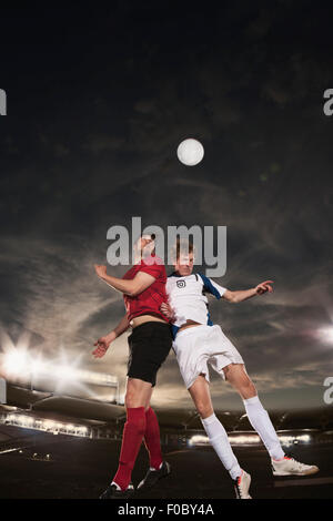 Männlichen Fußballer Richtung Ball Spiel Stockfoto