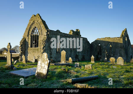 Athenry Dominikaner Kloster, gewidmet der Heiligen Petrus und Paulus, fand im Jahre 1241 bleibt Details und alte Cemitary mit Gräbern und Stein Stockfoto