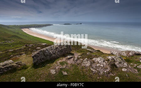 Blick auf Worms Head und Rhossili Bucht von oben von Rhossili Downs, Gower, Swansea. Stockfoto