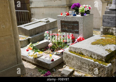 Grab des Sängers und Rockstar Jim Morrison am Friedhof Père Lachaise in Paris in Frankreich. Es ist eines des am meisten besuchten Friedhofs Stockfoto