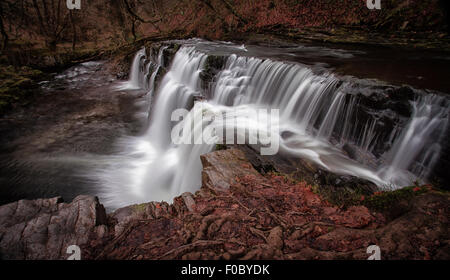 Panwar oder Sgwd y Pannwr auf die untere Clun Gwyn Wasserfall am Fluss Mellte, in der Nähe von Pontneddfechan in Süd-Wales, Großbritannien. Stockfoto