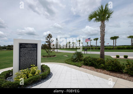 Gedenktafel vor dem Verwaltungsbüro des Sarasota National Cemetery, Sarasota, Florida, Vereinigte Staaten von Amerika. Stockfoto