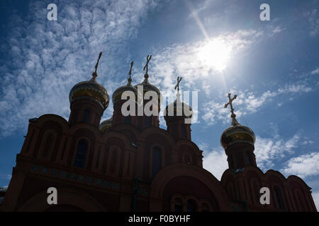 Siluette der orthodoxen Kirche in Achairsky Krestowosdwischenski Kloster, Omsk, Sibirien. Stockfoto