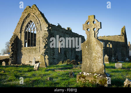 Athenry Dominikaner Kloster, gewidmet der Heiligen Petrus und Paulus, fand im Jahre 1241 bleibt Details und alte Cemitary mit Gräbern und Stein Stockfoto