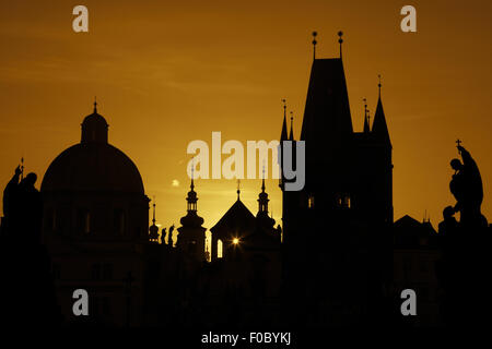 Die Charles Bridge Tower und Skulpturen Silhouette, Sunrise in Prag Stockfoto