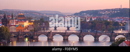 Blick auf die Karlsbrücke und Vltava Fluss in Prag in Dämmerung Stockfoto