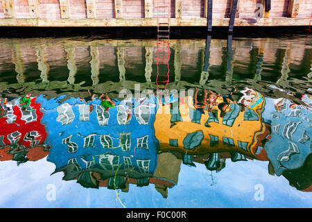 Abstrakte Ansicht der Häuser spiegelt sich in Kanal in Kopenhagen, Dänemark. Stockfoto