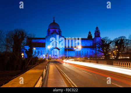 GALWAY - APRIL 2: Kathedrale von Galway leuchtet blau, Welt-Autismus-Tag am 2. April 2013 in Galway, Irland zu markieren. Stockfoto