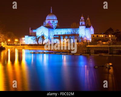 Kathedrale von Galway nachts blau beleuchtet Stockfoto