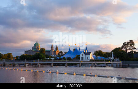 "Big Top" Stil blaue Zirkuszelt und Kathedrale von Galway am Ufer des Flusses Corrib in Galway, Irland Stockfoto