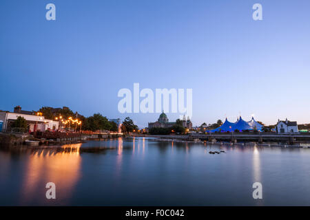 "Big Top" Stil blaue Zirkuszelt und Kathedrale von Galway am Ufer des Flusses Corrib in Galway, Irland Stockfoto