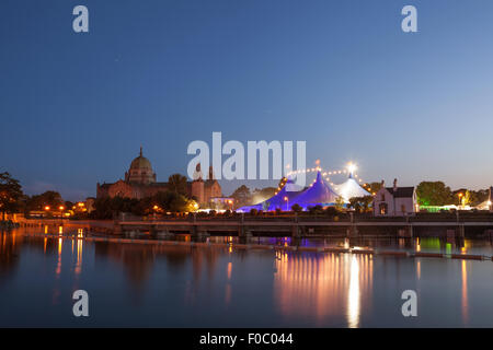 "Big Top" Stil blaue Zirkuszelt und Kathedrale von Galway am Ufer des Flusses Corrib in Galway, Irland Stockfoto