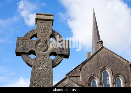 Celtic-Stone cross und Athenry Heritage Center Stockfoto