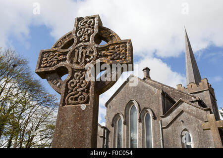 Celtic-Stone cross und Athenry Heritage Center Stockfoto