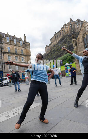 Edinburgh, UK, 11. August 2015. Tänzerinnen und Tänzer aus der Buchung Tanzfestival tun einen Flashmob in der Grassmarket. Bildnachweis: Jeremy Abrahams / Alamy Live News Stockfoto