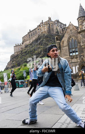 Edinburgh, UK, 11. August 2015. Tänzerinnen und Tänzer aus der Buchung Tanzfestival tun einen Flashmob in der Grassmarket. Bildnachweis: Jeremy Abrahams / Alamy Live News Stockfoto