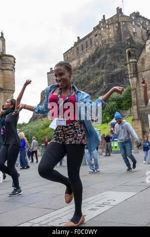 Edinburgh, UK, 11. August 2015. Tänzerinnen und Tänzer aus der Buchung Tanzfestival tun einen Flashmob in der Grassmarket. Bildnachweis: Jeremy Abrahams / Alamy Live News Stockfoto