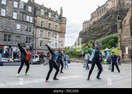 Edinburgh, UK, 11. August 2015. Tänzerinnen und Tänzer aus der Buchung Tanzfestival tun einen Flashmob in der Grassmarket. Bildnachweis: Jeremy Abrahams / Alamy Live News Stockfoto