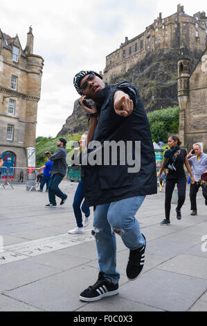 Edinburgh, UK, 11. August 2015. Tänzerinnen und Tänzer aus der Buchung Tanzfestival tun einen Flashmob in der Grassmarket. Bildnachweis: Jeremy Abrahams / Alamy Live News Stockfoto