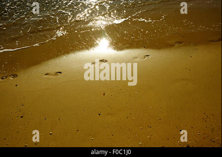 FOOTPRINTS IN THE SAND IN SPANIEN AM STRAND VON ALICANTE Stockfoto