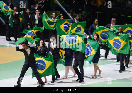 Teilnehmer bei der Eröffnungsfeier der Worldskills 2015 am Ibirapuera Gymnasium in São Paulo. Brasilien ist der Sitz der 43. Ausgabe des WorldSkills Wettbewerb die größte berufliche Bildung in der Welt. Die Veranstaltung findet 12-15 August im Anhembi Park in Sao Paulo und bringt ca. 1.200 junge Teilnehmer aus über 60 Ländern und Regionen, die den Titel des weltweit besten 50 technische Berufe, wie Robotik, bestreiten Drehmaschinen CNC, mechanische Konstruktion, Schweißen, Bau von Formen, industrielle Elektrizität, Web des Stockfoto