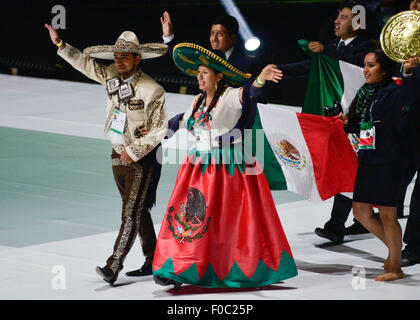 Teilnehmer bei der Eröffnungsfeier der Worldskills 2015 am Ibirapuera Gymnasium in São Paulo. Brasilien ist der Sitz der 43. Ausgabe des WorldSkills Wettbewerb die größte berufliche Bildung in der Welt. Die Veranstaltung findet 12-15 August im Anhembi Park in Sao Paulo und bringt ca. 1.200 junge Teilnehmer aus über 60 Ländern und Regionen, die den Titel des weltweit besten 50 technische Berufe, wie Robotik, bestreiten Drehmaschinen CNC, mechanische Konstruktion, Schweißen, Bau von Formen, industrielle Elektrizität, Web des Stockfoto