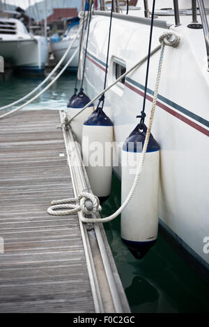 Segelboot Seite Kotflügel Nahaufnahme. Boot-Schutz. Vertikale erschossen Stockfoto