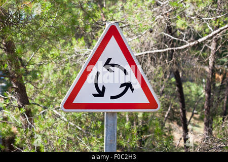 Kreisverkehr Dreieck Verkehrszeichen auf Natur Hintergrund Stockfoto