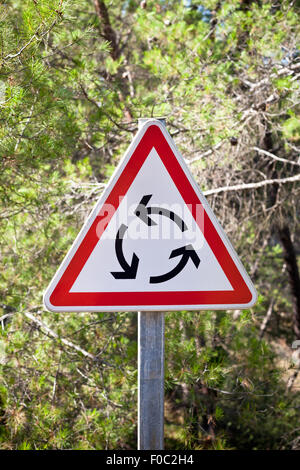 Kreisverkehr Dreieck Verkehrszeichen auf Natur Hintergrund Stockfoto