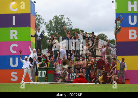 Edinburgh. VEREINIGTES KÖNIGREICH. 12. August. Darsteller aus Zirkus Hub sammeln auf der Wiese wo Circus Hub ist, um ihre Show im Rahmen des Edinburgh Fringe Festival zu fördern. Bildnachweis: Pako Mera/Alamy Live-Nachrichten Stockfoto